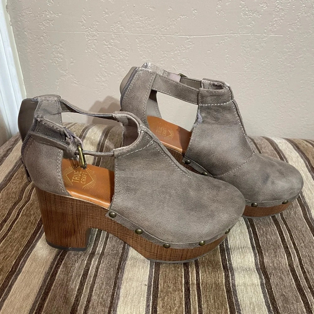 Clog Heels - Picture 4 of 8